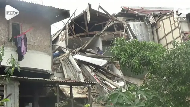 Sebuah bangunan tua ambruk di Bogor, Jawa Barat. Akibatnya, sembilan rumah yang ada di bawahnya ikut tertimpa.