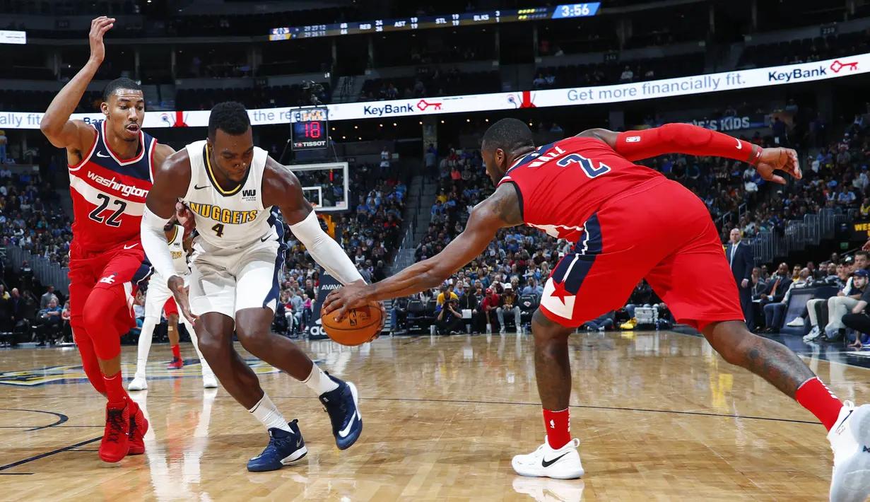 Pebasket Washington Wizards, John Wall, menahan laju pebasket Denver Nuggets, Paul Millsap, pada laga NBA di Pepsi Center, Denver, Selasa (23/10/2017). Denver Nuggets kalah 104-109 dari Washington Wizards. (AP/David Zalubowski)