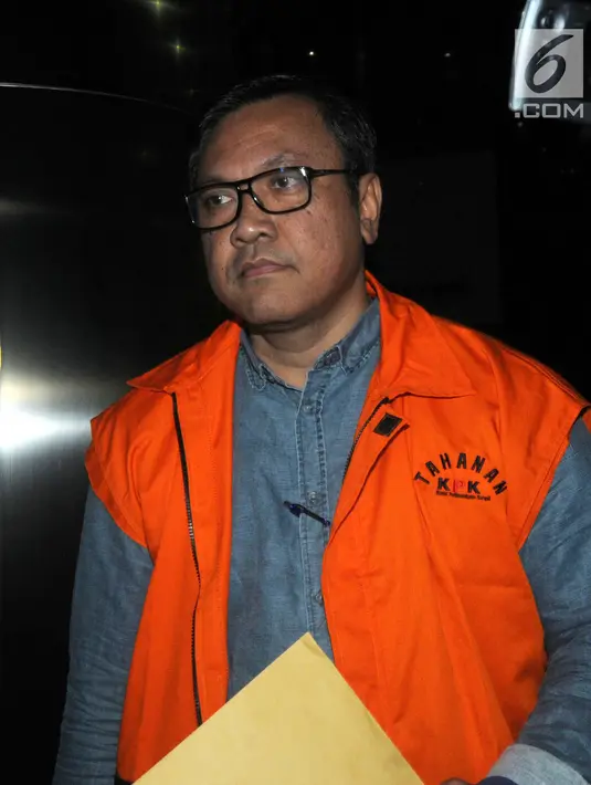 Bupati nonaktif Pakpak Bharat, Remigo Yolanda Berutu dikawal petugas usai menjalani pemeriksaan perdana oleh penyidik di gedung KPK, Jakarta, Selasa (27/11). Remigo diperiksa sebagai saksi untuk kasus suap proyek di dinas PUPR. (merdeka.com/Dwi Narwoko)
