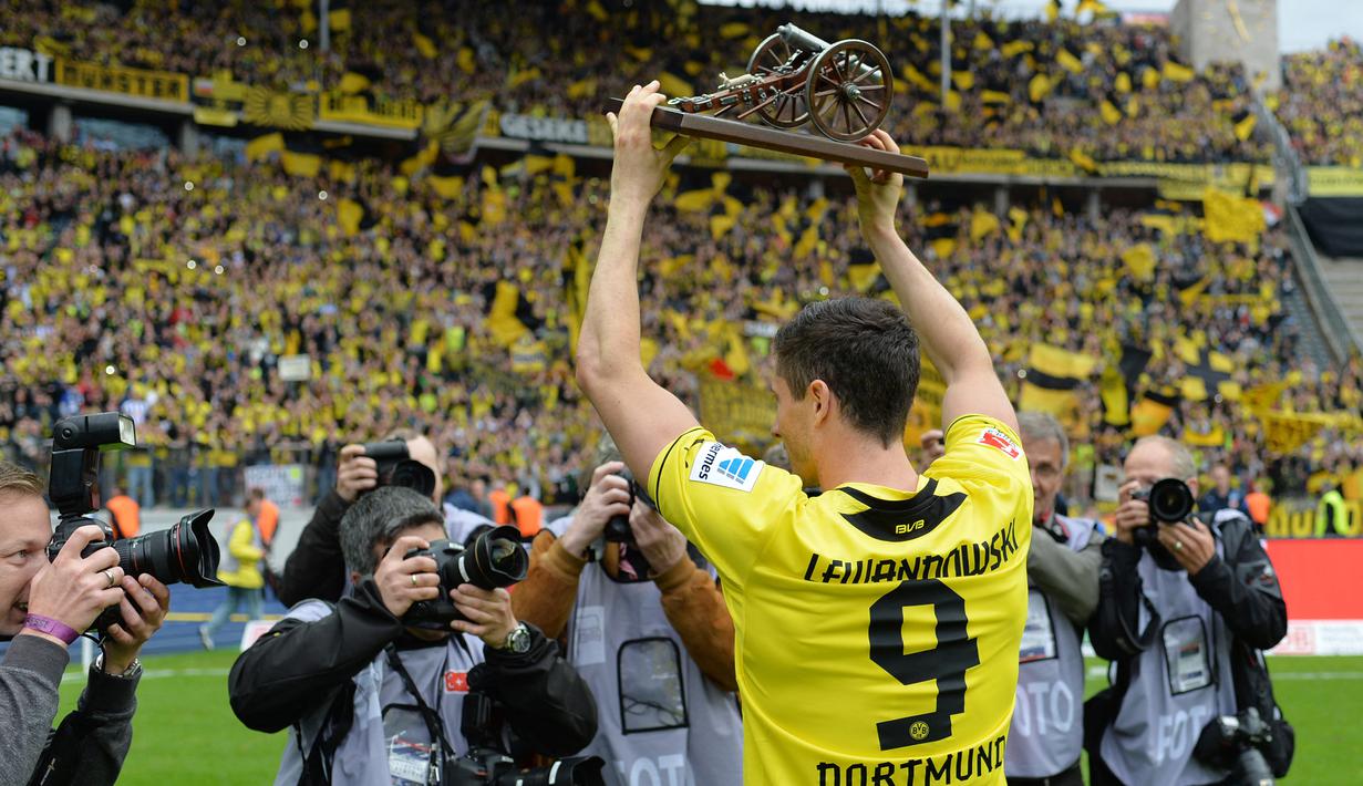 Robert Lewandowski. Striker Bayern Munchen ini sebelumnya berseragam Borussia Dortmund selama 4 musim. Di musim pertamanya pada 2010/2011 ia masih mengenakan jersey bernomor 7. Musim berikutnya ia baru memakai jersey bernomor 9. Total mencetak 103 gol dan 42 assist dari 187 laga. (AFP/Oliver Lang)