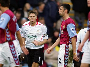 Liverpool akan bertandang ke markas Aston Villa pada laga tunda pekan ke-33 Liga Inggris 2021/2022. Pertandingan bakal dihelat di Villa Park, Rabu (11/05/2022) pukul 02.00 WIB. Menilik ke belakang, berikut 5 pencetak gol terbanyak dalam laga tersebut, termasuk legenda The Reds sekaligus pelatih The Villans saat ini, Steven Gerrard. (AFP/Adrian Dennis)