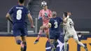 Kiper Porto, Agustin Marchesin, menyundul bola saat melawan Juventus pada laga Liga Champions di Stadion  Allianz, Rabu (10/3/2021). Juventus tersingkir karena skor agregat 4-4. (AP/Luca Bruno)