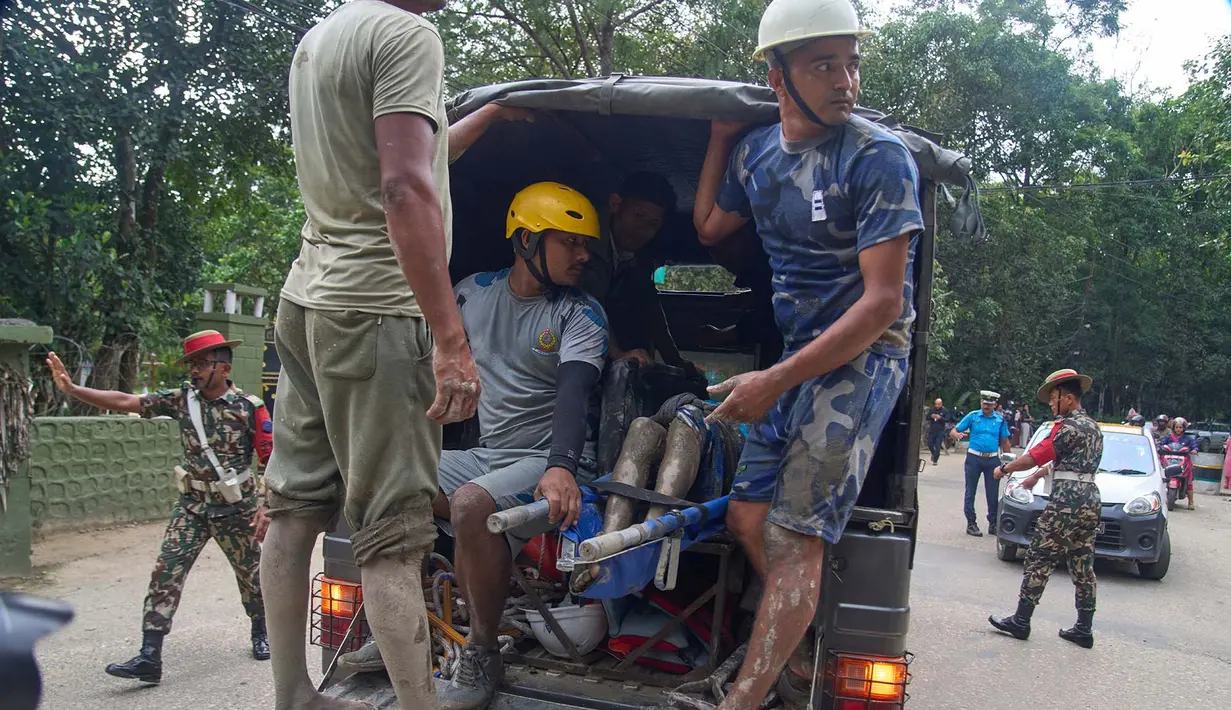 Tim penyelamat mengangkut jenazah korban banjir bandang menggunakan truk menuju rumah sakit di distrik Nuwakot, Nepal, Rabu, 26 Agustus 2026. (Foto AP/Niranjan Shrestha)