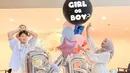 Selebgram Julia Prastini dan Na Daehoon telah mengumumkan kabar kehamilan anak kedua pada bulan Juli lalu. Kini, mereka menggelar acara tasyakuran 7 bulan sekaligus gender reveal. Tampak Julia yang akan bersiap meletuskan balon bertuliskan "Girl or Boy?" untuk mengetahui jenis kelamin calon anak kedua. (Liputan6.com/IG/@juliaprt7)