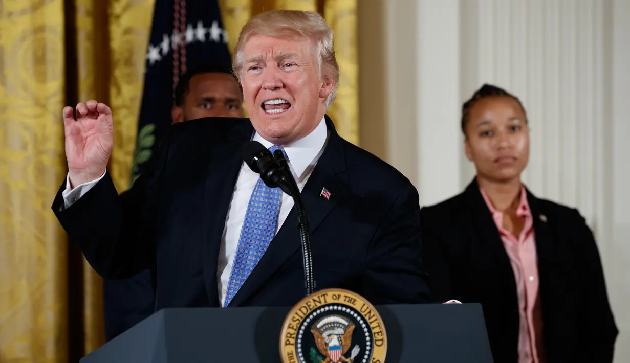 Presiden Donald Trump berpidato sebelum memberikan penghargaan kepada lima perwira polisi di Gedung Putih, Washington, (27/7). (AP Photo/Evan Vucci)