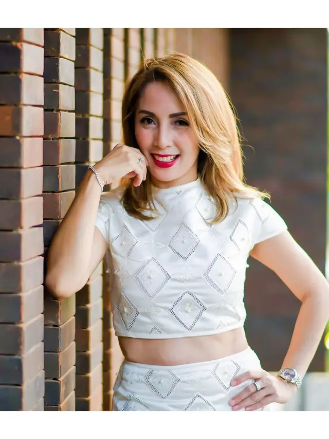 Jarang Terekspos, Ini 6 Potret Vitta Dessy Istri Ari Lasso