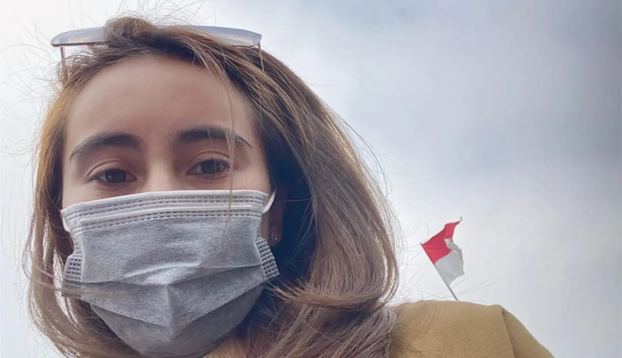 Perempuan kelahiran 11 Oktober 1988 sukses menyita perhatian publik karena gaya kecenya di luar lapangan badminton. Berbagai pujian dari netizen mengalir untuk Bellaetrix Manuputty. Tak ayal foto Instagram Bellaetrix selaly banjir pujian dari netizen yang terpesona akan kecantikannya. (Liputan6.com/IG/@manuputtybellaetrix)