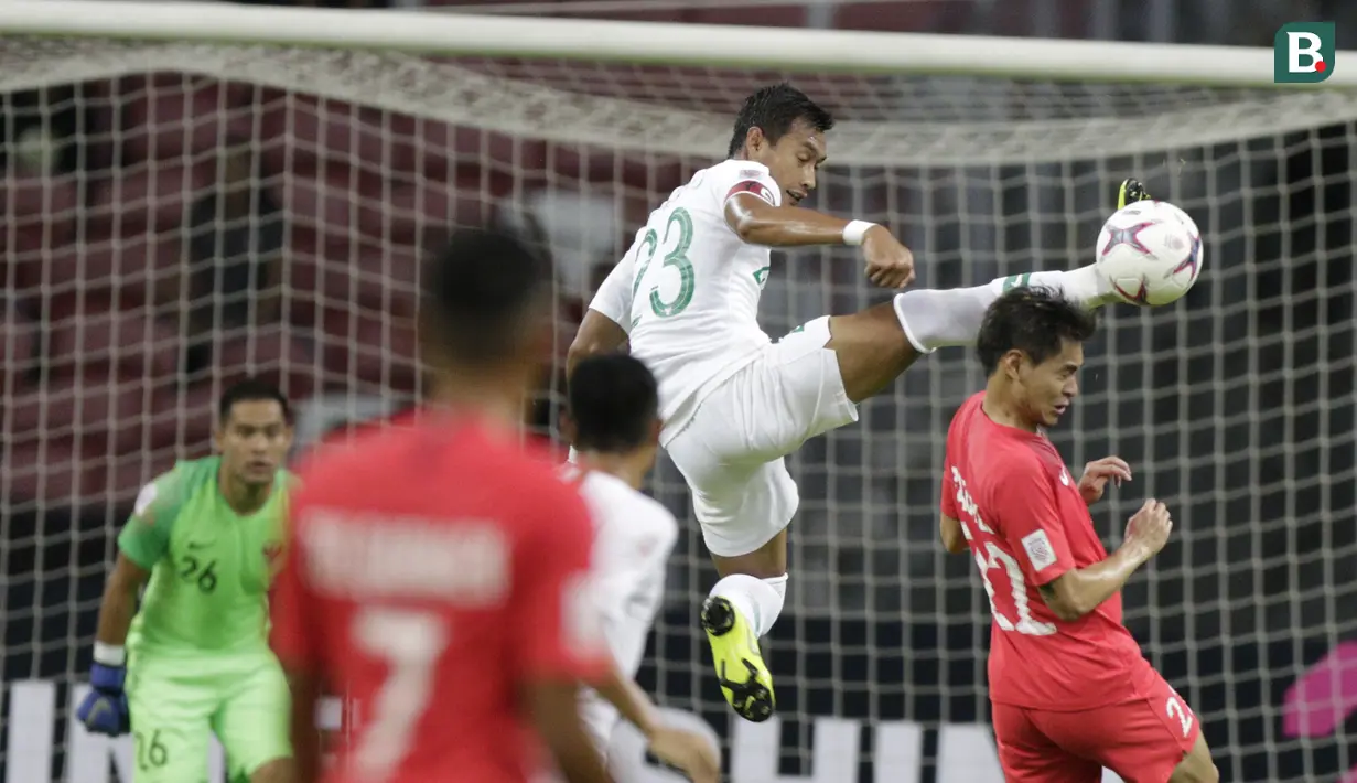 Bek Timnas Indonesia, Hansamu Yama, membuang bola saat melawan Singapura pada laga Piala AFF di Stadion Nasional, Singapura, Jumat (9/11). Singapura menang 1-0 atas Indonesia. (Bola.com/M. Iqbal Ichsan)