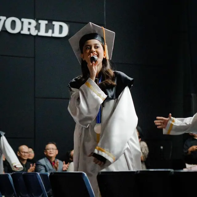 6 Potret Asila Maisa di Momen Wisuda dan Prom Night, Bajunya Didesain Ivan Gunawan