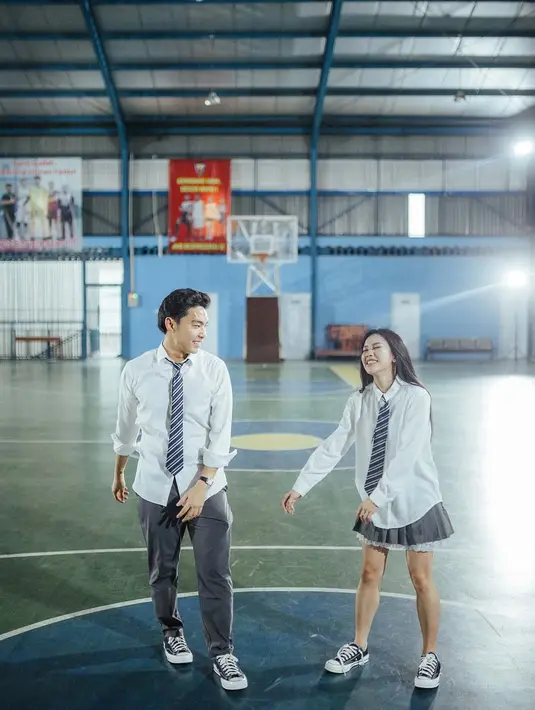 Keduanya melengkapi tampilan dengan sneakers hitam-putih senada yang memberikan kesan youthful dan casual. [@flawlesspic].