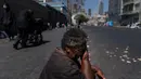 Dorothy O'Bannon menyeka keringatnya di area Skid Row Los Angeles, Rabu (31/8/2022). Peringatan panas berlebihan meluas ke seluruh California Selatan dan ke utara hingga Central Valley pada Rabu, dan diperkirakan menyebar ke Utara California akhir pekan ini. (AP Photo/Jae C.Hong)