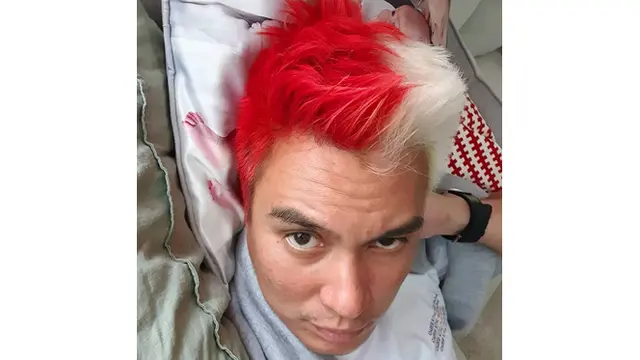6 Potret Terbaru Baim Wong, Nyentrik dengan Rambut Merah Putih di Spanyol