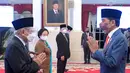 Presiden Joko Widodo memberi selamat kepada Dewan Pengarah Badan Riset dan Inovasi Nasional (BRIN) di Istana Negara, Jakarta, Rabu (13/10/2021). Di hadapan Presiden, 10 anggota Dewan Pengarah BRIN mengucapkan sumpah jabatan yang dipandu Kepala Negara. (Foto: Kris– Biro Pers Sekretariat)