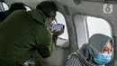 Sejumlah awak media memantau proses pencarian pesawat Sriwijaya Air SJ 182 dari pesawat CN 295 milik TNI AU di perairan Kepulauan Seribu, Jakarta, Minggu (10/1/2021). TNI AU menargetkan proses pencarian Sriwijaya Air SJ 182 maksimal selama tujuh hari. (Liputan6.com/Faizal Fanani)