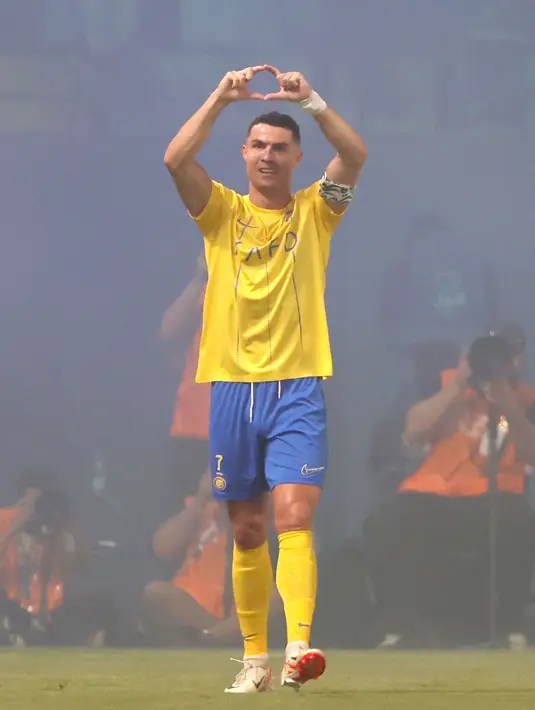 Pemain Al-Nassr, Cristiano Ronaldo memberikan gestur setelah merayakan gol pertama timnya ke gawang Al-Ahli pada laga Liga Arab Saudi yang berlangsung di King Saud University Stadium, Riyadh, Arab Saudi, Sabtu (23/09/2023) dini hari WIB. (AFP/Fayez Nureldine)