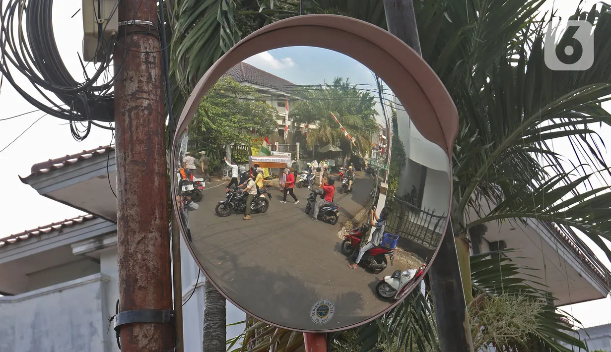 Petugas gabungan dari Kecamatan Cilandak mengarak instalasi peti mati jenazah Covid-19 di kawasan perumahan Fatmawati, Jakarta, Jumat (28/8/2020). Sosialisasi tersebut dilakukan untuk memberikan peringatan kepada warga akan bahaya penularan virus Covid-19. (Liputan6.com/Herman Zakharia)