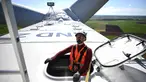 Seorang operator teknis mengamati dari sebuah palka di atap ruang mesin yang terletak di bagian atas turbin angin saat kegiatan pemeliharaan di Andilly-les-Marais dekat La Rochelle, Prancis barat pada tanggal 10 Maret 2025. (Christophe ARCHAMBAULT/AFP)