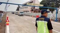 Petugas patroli berjaga di pintu keluar tol Malang - Pandaan di Karanglo, Malang (Liputan6.com/Zainul Arifin)