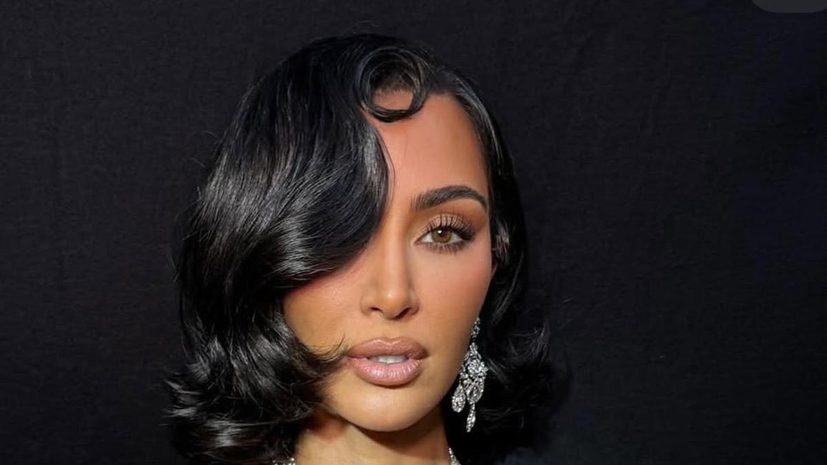 Gaya Rambut Old Money Bob Kim Kardashian Dipadukan Anting Rp6 Miliar saat Balenciaga Paris Haute Couture Fashion Week, Trending di TikTok