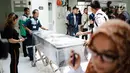 Petugas mendorong peti jenazah ibunda Roro Fitria, Raden Retno Winingsih, di Rumah Sakit Fatmawati, Jakarta, Senin (15/10). Peti jenazah ibunda Roro Fitria langsung dilapisi plastik wraping untuk diterbangkan ke Yogyakarta. (Liputan6.com/Faizal Fanani)