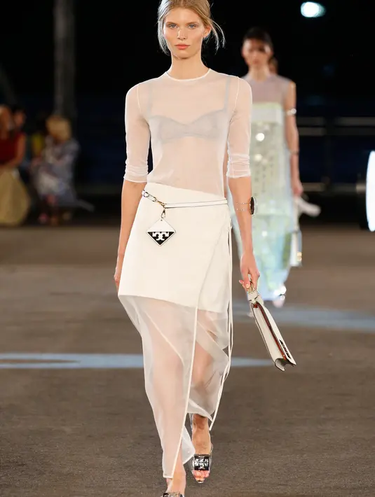 Garis yang bersih dan palet yang halus adalah latar belakang. Untuk fokus pada material dan siluet Tory Burch Spring/Summer 2023. [Foto: Dok. Tory Burch]