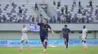 Laskar Pendekar Cisadane justru mampu memperlebar keunggulan lewat eksekusi titik putih Andreij Aleksa sekaligus membawa Persita unggul 2-0 hingga laga tuntas. Tampak dalam foto, pemain Persita, Aleksa Andrejic (kedua kiri) merayakan golnya ke gawang Borneo FC pada pertandingan pekan ke-17 BRI Super League 2025/2026 di Stadion Indomilk Arena, Tangerang, Banten, Jumat (9/1/2026). (Bola.com/Bagaskara Lazuardi)