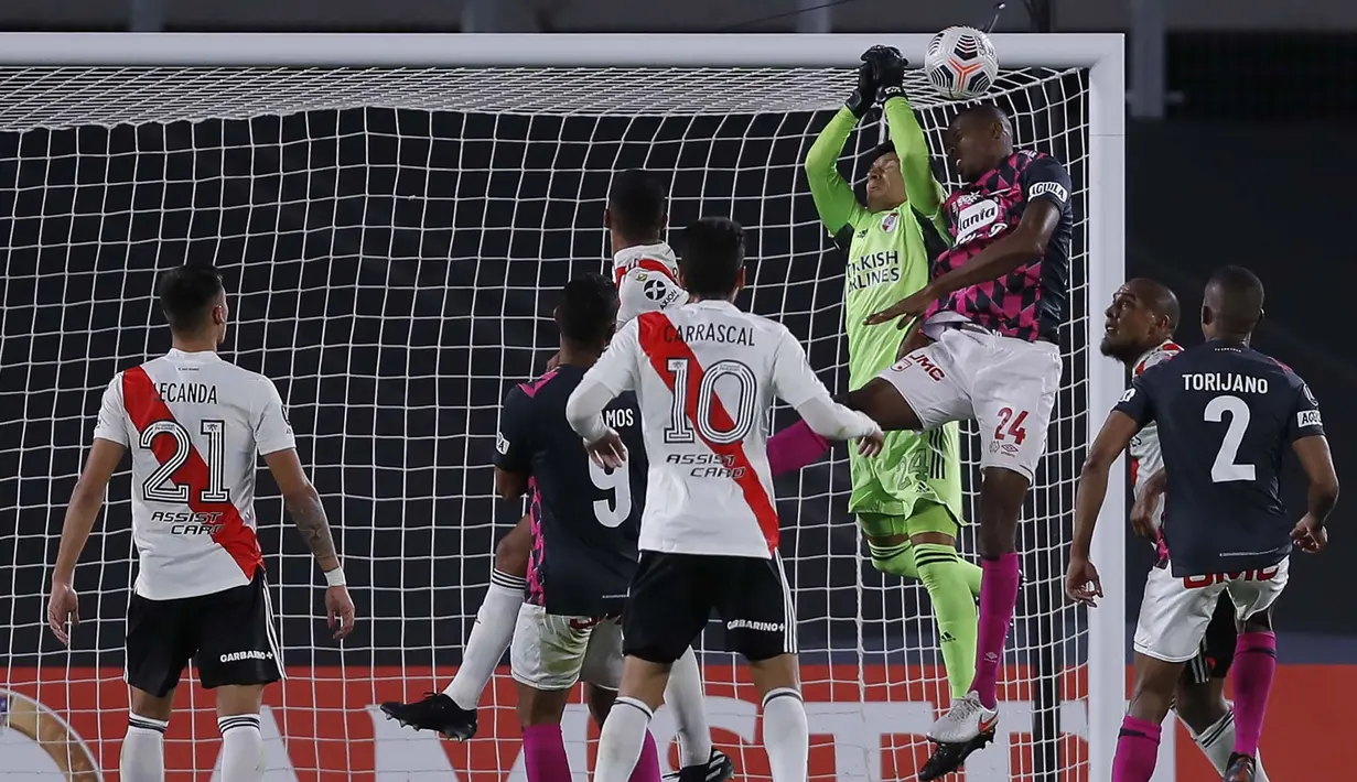 Di luar dugaan, Enzo Perez si kiper dadakan bisa bermain luar biasa. Dia membuat total 5 penyelamatan dan mengamankan kemenangan untuk River. Bahkan penguasaan bola Santa Fe mencapai 70% dengan 22 tembakan. (Foto: AFP/Pool/Juan Ignacio Roncoroni)