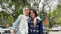 Bunga Citra Lestari memiliki anak laki-laki bernama Noah yang mulai beranjak remaja. Keduanya pun kerap tampil stylish, misalnya saja BCL mengenakan tunik baby blue dan kain batik, sedangkan Noan mengenakan koko navy dipadukan celana putih. [@bclsinclair]