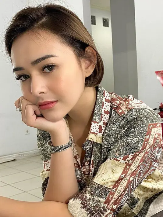 "Pacaran kita tuh jarang ke mall ya. Lebih mancing ke yang harganya 80 ribu untuk 2 jam," kata Amanda Manopo di kawasan Tendean, Jakarta Selatan, Senin (10/8/2020). (Instagram/amandamanopo)