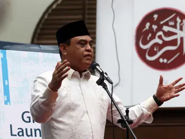 Wakil Ketua Umum Dewan Masjid Indonesia (DMI) Komjen Pol Syafruddin (tengah) memberi sambutan saat meresmikan Ricma Store di Masjid Cut Meutia, Menteng, Jakarta, Jumat (9/3). (Liputan6.com/Arya Manggala)