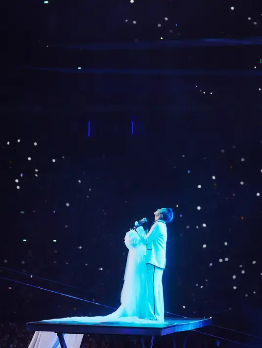 <p>GD juga mengenakan beberapa aksesori, seperti bros motif bunga warna hitam serta di bawahnya bros tersebut, GD juga menaruh bros motif bulu silver. [Dok. Chanel]</p>