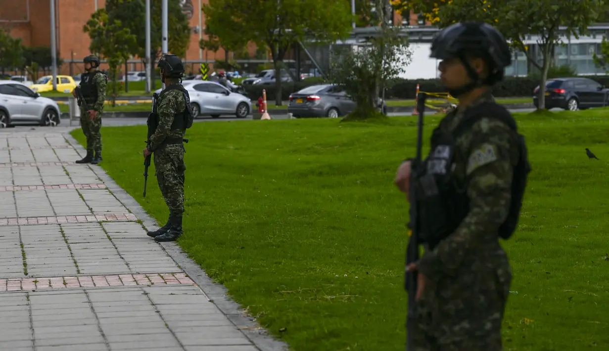 Anggota tentara Kolombia berjaga di dekat kedutaan Amerika Serikat (AS) di Bogota, Rabu (18/10/2023). (Juan BARRETO / AFP)