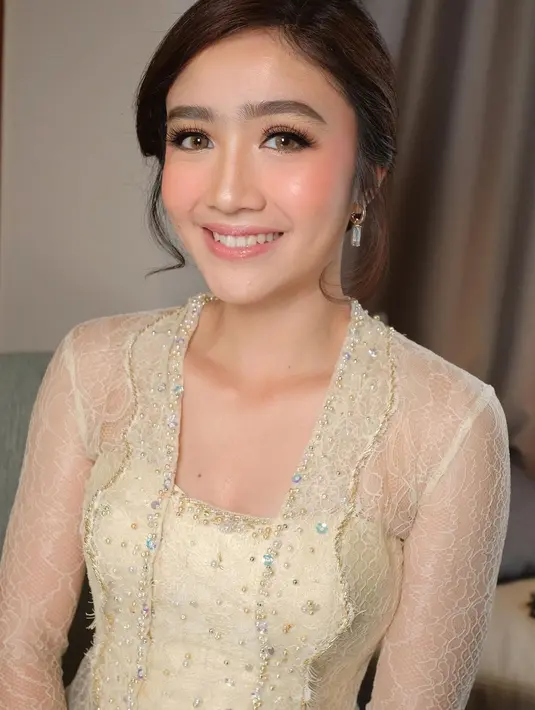Saat jadi bridesmaid, Febby mengenakan kebaya model kutubaru warna kuning pucat yang dihiasi detail beads apik.  [@febbyrastanty]