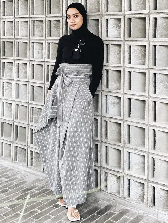 Sedangkan Ayudia, memadukan pants asimetris warna abu dengan atasan long slevee dan kerudung hitam. Dan kitten heels putih. (@ayudiac)