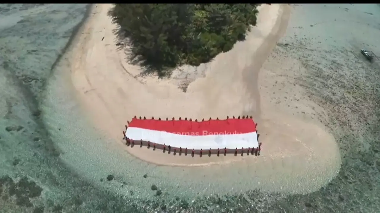 Pengibaran bendera merah putih di Pulau Tikus Bengkulu