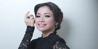 Salah satu kontestan D’Academy Asia 2015, Shiha Zikir merupakan kontestan asal negeri tetangga, Malaysia. Wanita cantik ini menjadi satu-satunya peserta luar Indonesia yang berhasil menembus tiga besar. (Galih W. Satria/Bintang.com)
