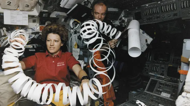 Pada 3 Februari 1995, Eileen Collins merupakan astronot wanita pertama yang mengemudikan pesawat ulang-alik, Discovery. (Dok: NASA)