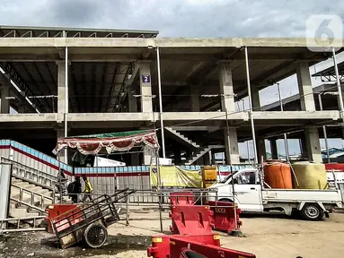 Wisatawan melintasi proyek pembangunan Pelabuhan Kali Adem, Muara Angke, Jakarta, Kamis (22/10/2020). Akibat wabah Covid-19, Pemprov DKI Jakarta terpaksa menghentikan pembangunan Pelabuhan Kali Adem dan akan melanjutkan kembali proyek pada 2021. (merdeka.com/Iqbal S. Nugroho)