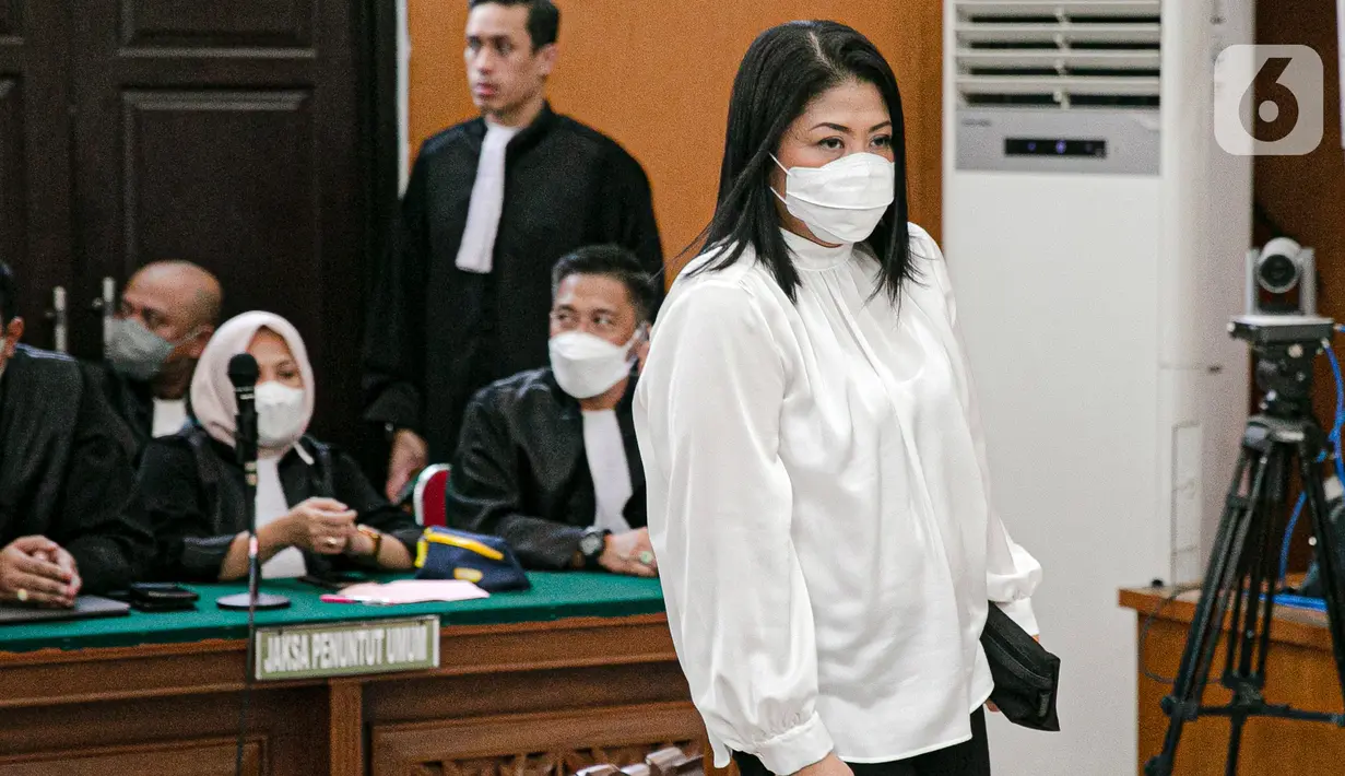 Terdakwa kasus pembunuhan berencana Nofriansyah Yosua Hutabarat atau Brigadir J, Putri Candrawathi bersiap menjalani sidang vonis di Pengadilan Negeri Jakarta Selatan, Senin (13/2/2023). Sebelumnya, sang suami Ferdy Sambo divonis hukuman mati oleh majelis hakim. (Liputan6.com/Faizal Fanani)