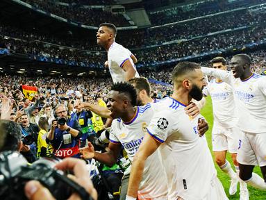 Real Madrid sukses memastikan diri lolos ke Final Liga Champions 2021/2022.Los Blancos meraih epic comeback melawan Manchester City dengan menundukkan wakil Inggris itu dengan skor 3-1. (AP/Manu Fernandez)