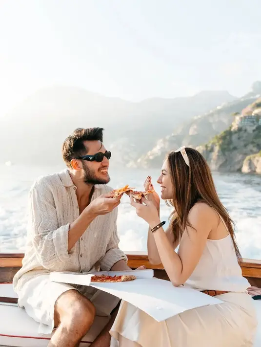 wulan-guritno-liburan-bareng-sang-kekasih-nikmati-amalfi-coast-di