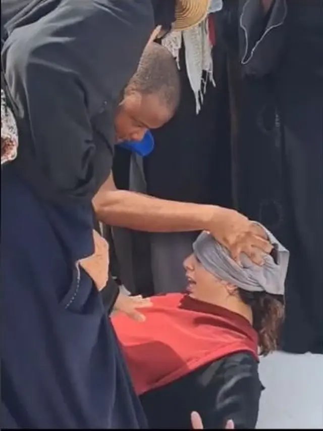 Wanita Histeris Diduga Tak Bisa Lihat Ka'bah di Depannya, Wajahnya Ketakutan