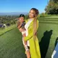 Kylie Jenner dan sang putri, Stormi. (dok. Instagram @kyliejenner/https://www.instagram.com/p/CAtCpDDnadw/Putu Elmira)