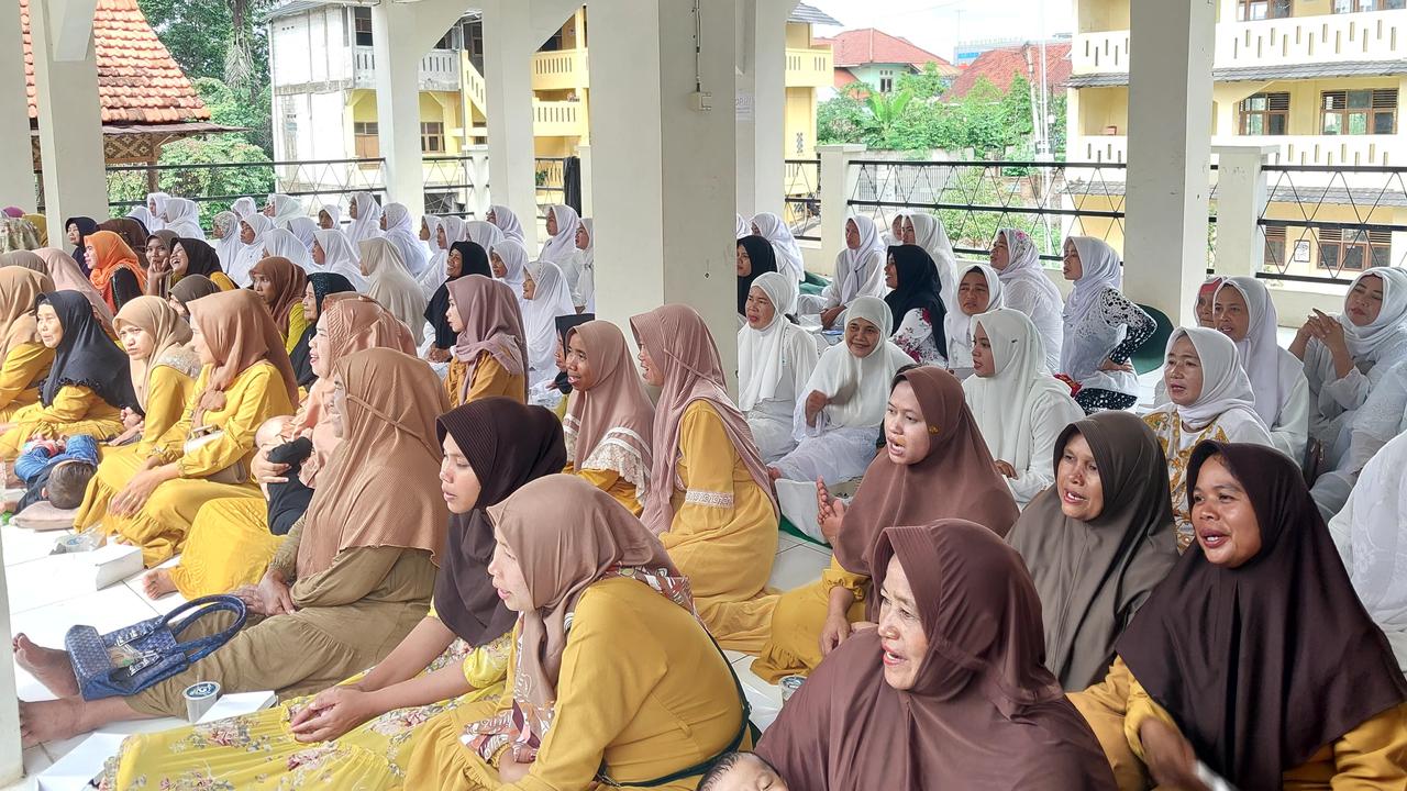 Emak-emak Majlis Taklim Ingin Dana Abadi Pesantren Tetap Ada. (Minggu, 07/01/2024).