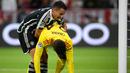 Pemain Manchester United, Sergio Reguilon (kiri) membangunkan kiper Andre Onana setelah kebobolan pada laga Grup A Liga Champions 2023/2024 melawan Bayern Munchen di Allianz Arena, Munchen, Jerman, 20 September 2023. (AFP/Tobias Schwarz)