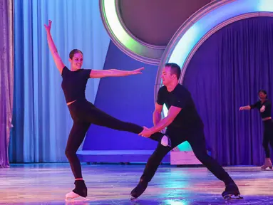 Pemain ice skating profesional saat melakukan sesi latihan untuk pertunjukan Disney on Ice Jakarta 2025 di Istora Gelora Bung Karno, Senayan, Jakarta, Jumat (2/5/2025). (Liputan6.com/Angga Yuniar)