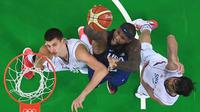 Center Amerika Serikat, DeMarcus Cousins, mencoba memasukkan bola ke ring pada laga final basket putra Olimpiade Rio 2016 melawan Serbia di Carioca Arena 1, Rio de Janeiro, Minggu (21/8/2016). (AFP/Laurent Kalfala)