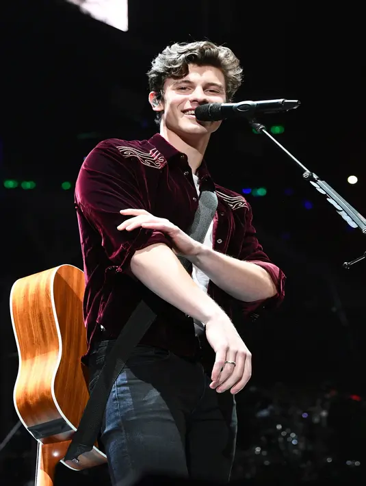 Pesona dari Shawn Mendes saat diatas panggung memang tak terelakan. (Liputan6.com/AFP)