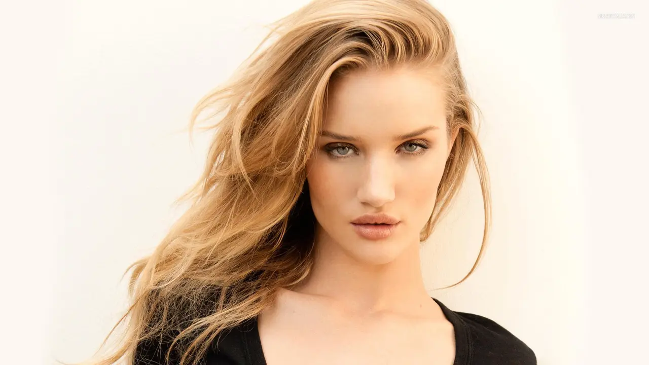 Rosie Huntington-Whiteley Rilis Parfum Pertamanya