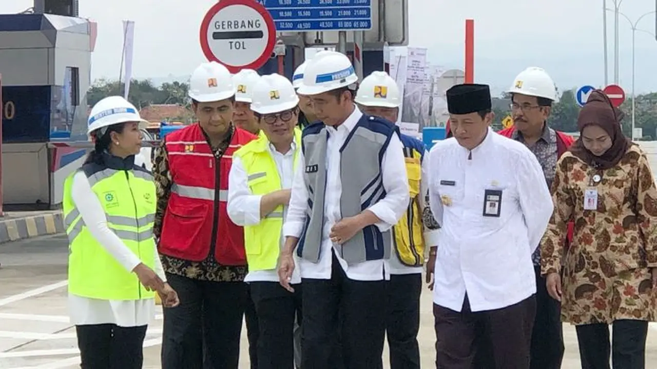 Presiden Joko Widodo (Jokowi) meresmikan jalan tol Pejagan-Pemalang seksi III dan IV di Tegal, Jawa Tengah, Jumat (9/11/2018).